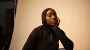 Coumba (Vanessa Yeboah) will als Influencerin mit Hijab eine Inspiration für junge Mädchen sein.