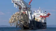 Bildunterschrift: Die Aufgabe der Die "MV Solitaire" lautet: Rohre unter härtesten Bedingungen auf dem Meeresgrund zu verlegen. Dabei kommt der sogenannte "Stinger" zum Einsatz. Dieser hängt am Heck des Schiffs und befördert die Pipeline zum Meeresboden.