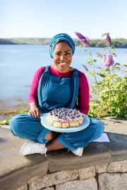 Nadiya Hussain mit einer Blaubeer-Scone-Pizza.