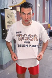 Murat (Fatih Cevikkollu) posiert auf Atzes Anraten als Ringer für Pressefotos.