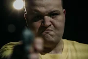 Nachgestellte Szene: Marshall Ratliff mit einer Waffe  +++