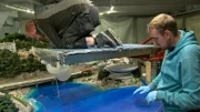Die Copacabana braucht Wasser und das wird im Wunderland von den Modellbauern mit flüssigem Kunstharz gegossen.