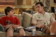 Jake (Angus T. Jones, l.) hofft von seinem Onkel (Charlie Sheen, r.) zu erfahren, mit wem sich sein Vater heimlich trifft ...