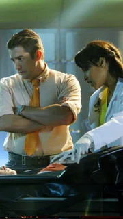 Ryan Wolfe (Jonathan Togo) hofft nach der Obduktion der Opfer durch Dr. Tara Price (Megalyn Echikunwoke) an aufschlussreiche Informationen zu kommen.