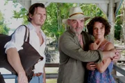 Robert (Felix Klare) kommt bei Karl (Walter Kreye) und Cacilia (Clarisse Abujamra) im Amazonas an.
