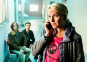 Nils (Arved Friese, l.) und Leon (Ivo Kortlang, m.) sind für Ottos Unfall mitverantwortlich und warten nun bang auf Neuigkeiten. Fritzie (Tanja Wedhorn) erteilt den Jungs mit einer falschen Schreckensnachricht eine Lektion.