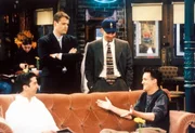 (v.l.n.r.) Ross Geller (David Schwimmer); Carl (Peter DeLuise); Arthur (Nicky Katt); Chandler Bing (Matthew Perry)