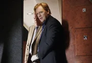 Horatio (David Caruso) und Det. Tripp (Rex Linn, hinten) untersuchen den Mord an dem Investor Howard Burgess, der tot in der Bordtoilette seines Flugzeuges gefunden wurde - offensichtlich wurde er erwürgt.