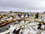 Mit schwerem Gepäck und rutschigem, vereistem Boden geht es im norwegischen Kvinen nur langsam vorwärts.