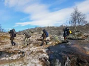 Auftakt zur Jagdtour mit schwerem Gepäck: Bei rutschigem und vereistem Boden geht es im norwegischen Kvinen nur langsam vorwärts.