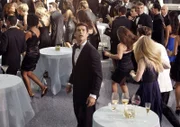 Jesse Cardoza (Eddie Cibrian, Mi.), der eine Charity-Party besucht, wird Zeuge, wie ein Mann von der Galerie in ein Aquarium mit äußerst giftigen Quallen stürzt...