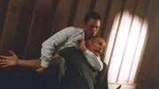 Durch einen geschickten Schachzug macht Michael (Jeffrey Donovan, l.) dem Russen Ivan (Andrew Divoff) weiß, er sei ein Landsmann von ihm.