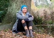 Fritzie (Tanja Wedhorn) zieht sich nach dem Schock der Krebsdiagnose an ihren Lieblingsort im Park zurück, um sich zu sammeln.