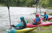 Mischa Mindiaschwili (Bildmitte) ist der Kayak Pionier Georgiens. Seit 20 Jahren ist Wildwasser seine Leidenschaft. Gemeinsam mit Freunden erkundet er zum ersten Mal den wilden Tekhuri Fluss. Der reißende Fluss verspricht Adrenalin nach Mishas Geschmack.