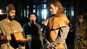 Marco Polo (Ben Braun, r.) erhält ein goldenes Visum, um im Auftrag des Khans durch China zu reisen.