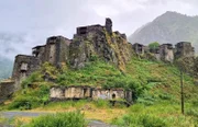 Das Festungsdorf Schatili diente im Mittelalter der Landesverteidigung. Über 60 Wehrtürme haben Georgien nach Nordosten hin gesichert. Heute versuchen die Einwohner im Sommer vom Tourismus zu leben. Im Winter ist Schatili meist abgeschnitten von der Außenwelt und nur per Hubschrauber zu erreichen.