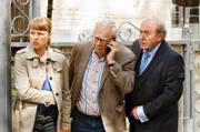 Vicky Adam (Katja Danowski, l.), Günter Hoffmann (Peter Lerchbäumer, M.) und Plocher (Michael Prelle, r.) beobachten aus sicherer Entfernung die Geiselnahme.