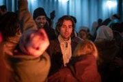 Viktor Goraya (Maxim Baldry) besucht ein Party, die nach einer Demo steigt.