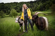 Nicole Berchtold unterwegs im Entlebuch mit den zwei Wanderziegen Big Joe und Lucky