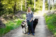 Nicole Berchtold mit den Geissen Big Joe und Lucky auf Wanderschaft