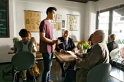 Hui (Aaron Le, r. mit Komparsen) arbeitet undercover im Restaurant. Er nimmt die Bestellungen von Günther (Peter Lerchbäumer, l.) und Plocher (Michael Prelle, M.) entgegen.