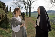 Eine schwangere Bäuerin sucht den Rat Hildegard von Bingens (Deborah Kaufmann).