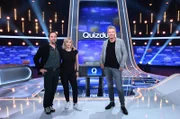Moderator Jörg Pilawa (r.) mit den Kandidaten des Teams „Schauspiel“: Dem Schauspieler-Ehepaar Jan Josef Liefers (l.) und Anna Loos (2.v.l.).
