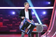 Moderator Jörg Pilawa mit dem Quizduell-Experten-Würfel.