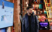 Jack Gordon (Joel McHale)