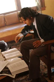 Versucht gemeinsam mit seinem Bruder und seinen eigenen perfekten mathematischen Berechnungen einen kniffligen FBI-Fall zu lösen: Charlie (David Krumholtz).