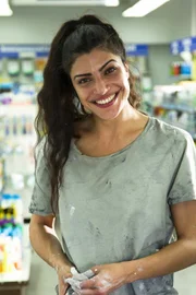 Dank ihrer Arbeit bei Schlikker war Zari (Shadi Hedayati) bislang finanziell von ihrem Elternhaus unabhängig - und das bewahrte sie vor der sicheren Zwangsheirat. Was soll nun nach der Pleite des Unternehmens aus ihr werden?