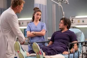 Grey's Anatomy Staffel 20 Folge 4 Zweifelnde Blicke: Kevin McKidd als Dr. Owen Hunt, Adelaide Kane als Dr. Jules Millin, Nick Cafero als Doug Millin