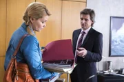 Dannis (Annette Frier, l.) neuer Mandant ist Pit, der im Gefängnis sitzt und des Mordes angeklagt ist. Bei den Ermittlungen tauchen überraschend Überwachungsbilder von Pit und Danni auf, die sie wie eine Mafiabraut aussehen lassen. Nun muss sich Danni etwas Gutes einfallen lassen, damit Pit nicht lebenslänglich in den Knast kommt und sie August (René Steinke, r.) nicht verliert ...
