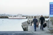 Nachdem Sam (LL Cool J, r.) sein Haus verkauft hat, lädt er Callen (Chris O'Donnell, l.) in sein neues Zuhause ein - auf sein Boot.