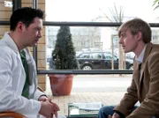 Durch Recherchen wird Benno Kerth (Eric Bouwer, rechts) als Lebensgefährte von Larissa Lehnert ausfindig gemacht. Als Benno nach Larissa und seinem Baby fragt, erklärt ihm Dr. Brentano (Thomas Koch), dass es seiner Tochter gut geht, doch Larissa müsse so schnell es geht gefunden werden.
