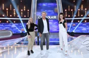 Moderator Jörg Pilawa (M.) mit den Kandidatinnen des Teams "Beauty": Die Influencerin Dagi Bee (l.) und das Model Betty Taube (r.).