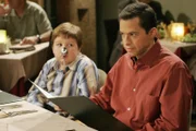 Während sich Alan (Jon Cryer, r.) bei einem Familienessen über seine Mutter ärgert, langweilt sich Jake (Angus T. Jones, l.) zu Tode ...