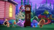 Mit Hilfe einer alten Standuhr bekommen die kleinen Monster ihre alten Kräfte zurück.