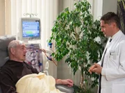 Emil Lerchfeld (Otto Mellies, li.) wird klar, dass so ziemlich alles, was Dr. Kaminski (Udo Schenk, re.) auf dem Klinikdach gesagt hat, geflunkert war - doch der Zweck heiligt die Mittel. Lerchfeld bedankt sich bei Dr. Kaminski (Udo Schenk, re.) für seine Mühe.