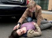 Als Benno Kerth (Eric Bouwer) die Sachsenklinik verlässt, findet er Larissa Lehnert (Karoline Teska) bewusstlos neben seinem Auto.