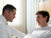 Elena Eichhorn hat Dr. Kaminski (Udo Schenk, links) in das Zimmer seines Sohnes Fabian Althaus (Daniel Krauss) gerufen. Die beiden sollen sich aussprechen. Doch alles, was die beiden zu bereden haben, endet in Vorwürfen. Fabian meint, dass sein Vater ihn aufgegeben hat.