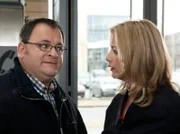Sarah Marquardt (Alexa Maria Surholt) erwischt Hans-Peter Brenner (Michael Trischan), der wegen eines Seminars zu spät zum Dienst erscheint. Brenner beteuert, dass dies die absolute Ausnahme sei und nicht wieder vorkommen wird.