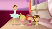 Eine Ballerina zeigt Zoé, Tanja und Lili den Spitzentanz.