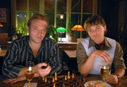 NDR Fernsehen ELVIS UND DER KOMMISSAR I. STAFFEL FOLGE 5, "Das Mädchen mit den blonden Haaren", am Samstag (31.01.15) um 16:45 Uhr. Melancholische Stimmung im "Nolte Eck": Behringer (Jan Gregor Kremp, l.) und sein Assistent Uli Pröttel (Stefan Haschke, r.) bei Schach, Pils und Würstchen in der Stammkneipe des Kommissars.