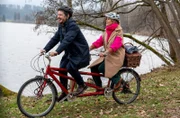 Greta (Laura Osswald, r.) und Luis (Michael Baral, l.) genießen dank Alfons und Hildegard eine schöne Zeit.