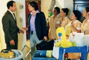 Obwohl Monk (Tony Shalhoub) in Miss Bronwynn (Polly Draper, 2.v.li.), der Hotel-Sicherheitsangestellten, eine hervorragende Partnerin findet, kommen die Ermittlungen nicht voran. Erst als Monk sein Augenmerk darauf richtet, wie gut alle Spuren verwischt worden sind, kommt er einem ganzen Trupp von Tätern auf die Spur...