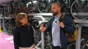 Reporter Moritz Harms und Fahrradbürgermeisterin Belle de Gast im Fahrradparkhaus in Utrecht.