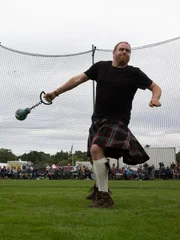Josh Gates versucht sich bei den Highland Games im Hammerwurf.