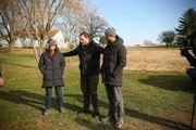 L-R: Jessica Chobot, Josh Gates und Phil Torres interviewen einen Experten auf diesem Gebiet.