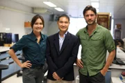 Die Moderatoren Jessica und Phil mit Dr. Yuen.